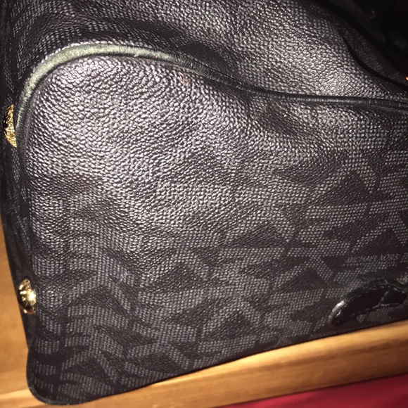 Authentic Michael Kors Handbag! Does not come with dust bag! Check all pics! - Picture 8 of 11